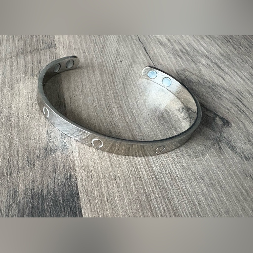 Olux Chrome Magnetic Bracelet – Modern Wellness Style